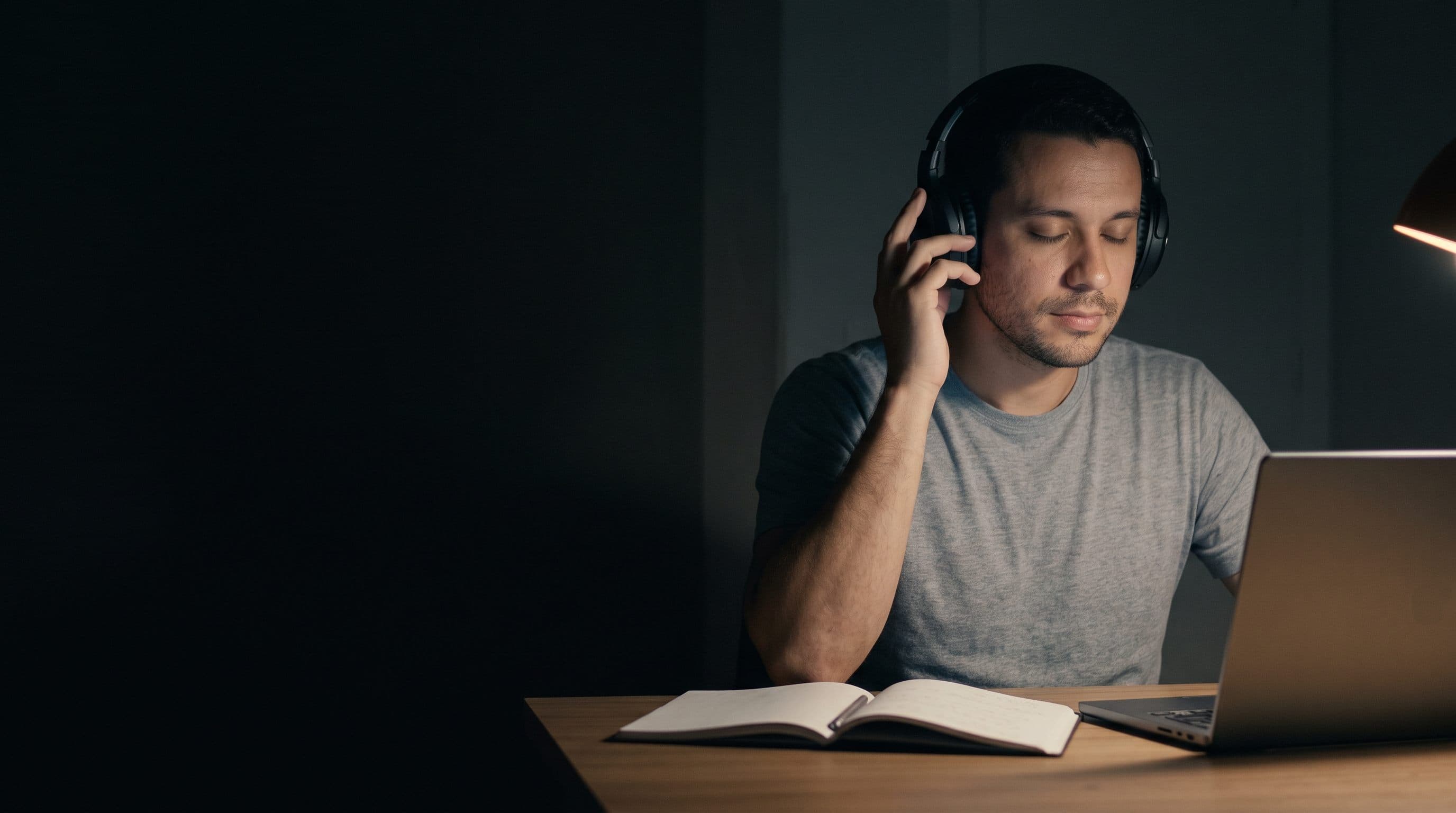 O mesmo aluno, agora de headset, em treino de compreensão auditiva